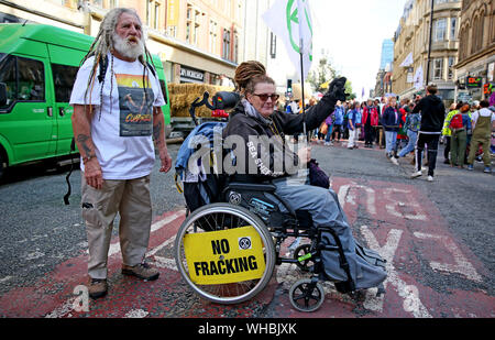 Manchester, UK. 2 Septembre, 2019. Rébellion d'extinction les protestataires prennent leur message dans le centre-ville bloqué les routes et ciblant les banques et les entreprises. Plusieurs manifestants collé leurs mains pour les locaux hors de la Barclays et HSBC. Les militants ont tenu plusieurs 'die ins en dehors de Primark, HSBC, Barclays Centre d'affaires et sur des terrains réservés pour le parking qui les militants veulent transformé en espace vert. Manchester. UK. Crédit : Barbara Cook/Alamy Live News Banque D'Images