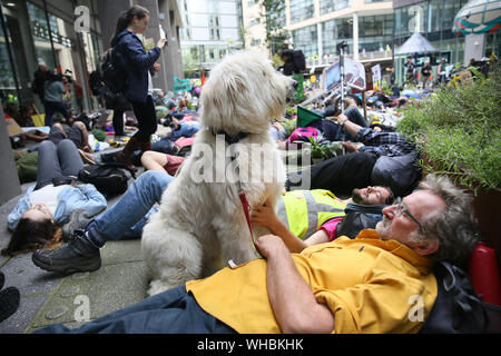 Manchester, UK. 2 Septembre, 2019. Rébellion d'extinction les protestataires prennent leur message dans le centre-ville bloqué les routes et ciblant les banques et les entreprises. Plusieurs manifestants collé leurs mains pour les locaux hors de la Barclays et HSBC. Les militants ont tenu plusieurs 'die ins en dehors de Primark, HSBC, Barclays Centre d'affaires et sur des terrains réservés pour le parking qui les militants veulent transformé en espace vert. Manchester. UK. Crédit : Barbara Cook/Alamy Live News Banque D'Images