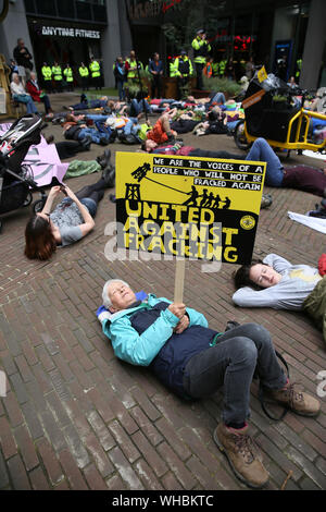 Manchester, UK. 2 Septembre, 2019. Rébellion d'extinction les protestataires prennent leur message dans le centre-ville bloqué les routes et ciblant les banques et les entreprises. Plusieurs manifestants collé leurs mains pour les locaux hors de la Barclays et HSBC. Les militants ont tenu plusieurs 'die ins en dehors de Primark, HSBC, Barclays Centre d'affaires et sur des terrains réservés pour le parking qui les militants veulent transformé en espace vert. Manchester. UK. Crédit : Barbara Cook/Alamy Live News Banque D'Images