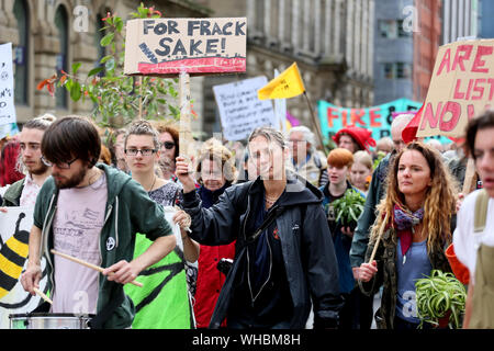 Manchester, UK. 2 Septembre, 2019. Rébellion d'extinction les protestataires prennent leur message dans le centre-ville bloqué les routes et ciblant les banques et les entreprises. Plusieurs manifestants collé leurs mains pour les locaux hors de la Barclays et HSBC. Les militants ont tenu plusieurs 'die ins en dehors de Primark, HSBC, Barclays Centre d'affaires et sur des terrains réservés pour le parking qui les militants veulent transformé en espace vert. Manchester. UK. Crédit : Barbara Cook/Alamy Live News Banque D'Images