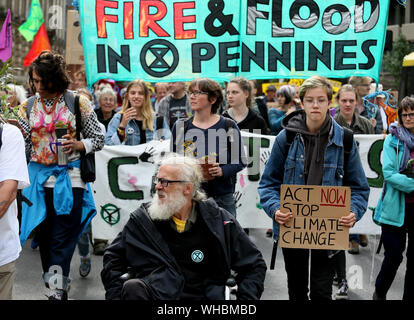 Manchester, UK. 2 Septembre, 2019. Rébellion d'extinction les protestataires prennent leur message dans le centre-ville bloqué les routes et ciblant les banques et les entreprises. Plusieurs manifestants collé leurs mains pour les locaux hors de la Barclays et HSBC. Les militants ont tenu plusieurs 'die ins en dehors de Primark, HSBC, Barclays Centre d'affaires et sur des terrains réservés pour le parking qui les militants veulent transformé en espace vert. Manchester. UK. Crédit : Barbara Cook/Alamy Live News Banque D'Images