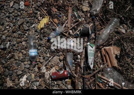 Les déchets en plastique le long du rivage de l'île de Zakynthos montrant l'impact environnemental est en plastique ayant à polluer les océans du monde. Banque D'Images