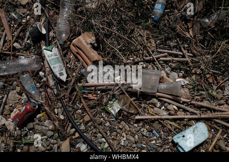 Les déchets en plastique le long du rivage de l'île de Zakynthos montrant l'impact environnemental est en plastique ayant à polluer les océans du monde. Banque D'Images