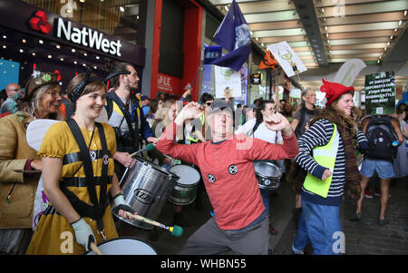 Manchester, UK. 2 Septembre, 2019. Rébellion d'extinction les protestataires prennent leur message dans le centre-ville bloqué les routes et ciblant les banques et les entreprises. Plusieurs manifestants collé leurs mains pour les locaux hors de la Barclays et HSBC. Les militants ont tenu plusieurs 'die ins en dehors de Primark, HSBC, Barclays Centre d'affaires et sur des terrains réservés pour le parking qui les militants veulent transformé en espace vert. Manchester. UK. Crédit : Barbara Cook/Alamy Live News Banque D'Images