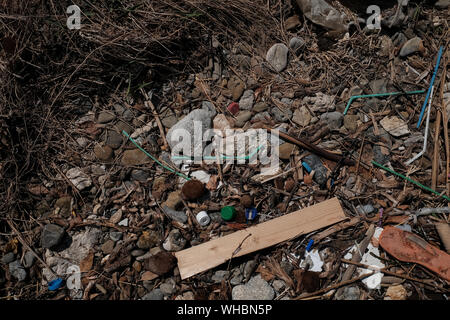 Les déchets en plastique le long du rivage de l'île de Zakynthos montrant l'impact environnemental est en plastique ayant à polluer les océans du monde. Banque D'Images