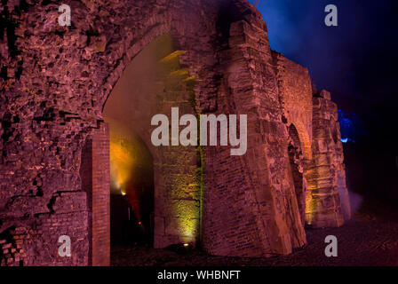 Bedlam Furnaces, Ironbridge Gorge avec de faux illuminé de fumée dans le cadre d'une célébration (Paysage) Banque D'Images