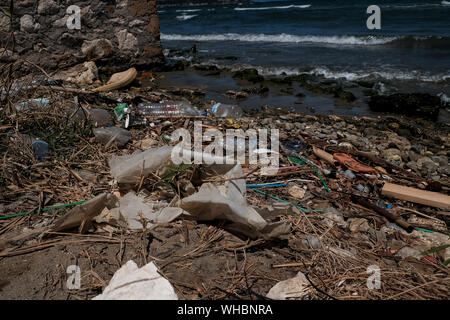 Les déchets en plastique le long du rivage de l'île de Zakynthos montrant l'impact environnemental est en plastique ayant à polluer les océans du monde. Banque D'Images