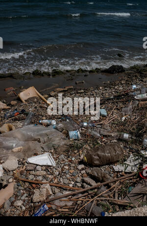 Les déchets en plastique le long du rivage de l'île de Zakynthos montrant l'impact environnemental est en plastique ayant à polluer les océans du monde. Banque D'Images