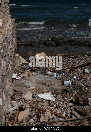 Les déchets en plastique le long du rivage de l'île de Zakynthos montrant l'impact environnemental est en plastique ayant à polluer les océans du monde. Banque D'Images