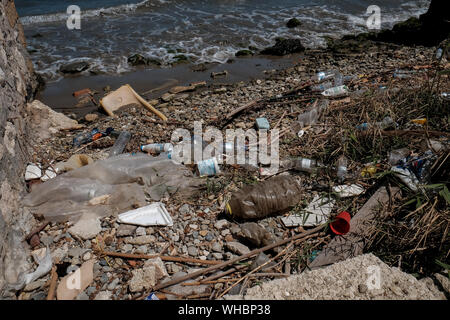 Les déchets en plastique le long du rivage de l'île de Zakynthos montrant l'impact environnemental est en plastique ayant à polluer les océans du monde. Banque D'Images