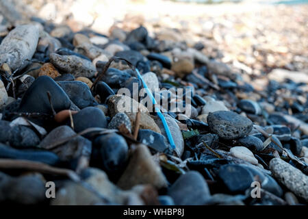 Les déchets en plastique le long du rivage de l'île de Zakynthos montrant l'impact environnemental est en plastique ayant à polluer les océans du monde. Banque D'Images