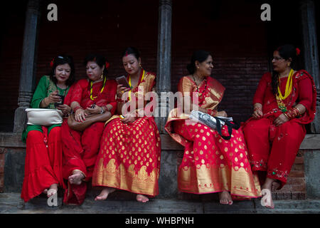 Katmandou, Népal. 09Th Sep 2019. Femme hindoue népalais prendre un repos au temple de Pashupatinath pendant les célébrations du festival Teej à Katmandou au Népal le 2 septembre 2019. Durant cette fête, les femmes hindoues à observer une journée à jeûner et prier pour leurs maris et pour une heureuse vie conjugale. Ceux qui ne sont pas mariées prient pour un bon mari. (Photo de Prabin Ranabhat/Pacific Press) Credit : Pacific Press Agency/Alamy Live News Banque D'Images