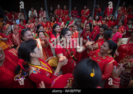 Katmandou, Népal. 09Th Sep 2019. Neplese Femmes Hindu chanter et danser dans les locaux de Pashupatinath Temple pendant le festival Teej à Katmandou, Népal, le lundi 2 septembre, 2019. Durant cette fête, les femmes hindoues à observer une journée à jeûner et prier pour leurs maris et pour une heureuse vie conjugale. Ceux qui ne sont pas mariées prient pour un bon mari. (Photo de Prabin Ranabhat/Pacific Press) Credit : Pacific Press Agency/Alamy Live News Banque D'Images