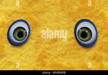 Les yeux jaunes des fourrures. Des yeux dans un style humoristique sur un fond jaune. Banque D'Images