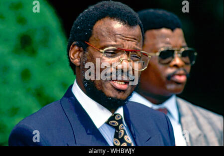 Washington DC, USA, le 20 juin 1991 Premier Ministre du KwaZulu Mangosuthu Buthelezi après sa rencontre avec le président George H. W. Bush dans le bureau ovale pour des entretiens sur le développement de l'Afrique du Sud, aborde le contenu de leur réunion du portique sud avant de quitter la Maison Blanche Banque D'Images