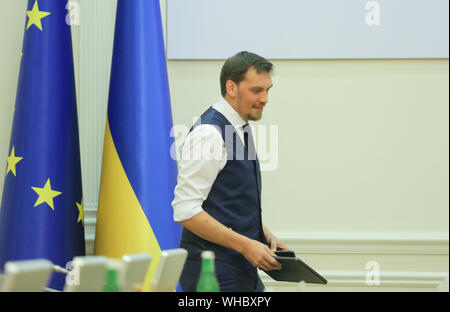 Kiev, Ukraine. 2e, 2019 Sep. Le premier ministre de l'Ukraine Oleksiy Honcharuk entre dans la salle de réunion à Kiev, Ukraine, le 2 septembre 2019. Le Gouvernement ukrainien nouvellement élu se réunit pour la première fois et la dernière réunion ouverte aux médias en tant que bureau de presse a informé au sujet de changer le format du Cabinet des ministres du travail. Credit : Sergii Kharchenko/ZUMA/Alamy Fil Live News Banque D'Images