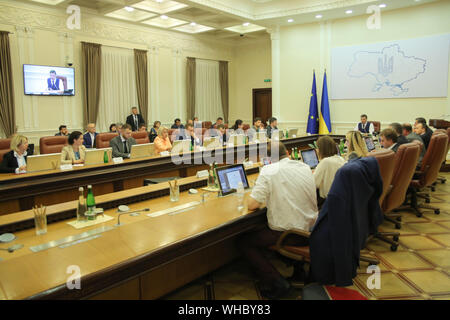 Kiev, Ukraine. 2e, 2019 Sep. Vue générale de gouvernement réunis à Kiev, Ukraine, le 2 septembre 2019. Le Gouvernement ukrainien nouvellement élu se réunit pour la première fois et la dernière réunion ouverte aux médias en tant que bureau de presse a informé au sujet de changer le format du Cabinet des ministres du travail. Credit : Sergii Kharchenko/ZUMA/Alamy Fil Live News Banque D'Images