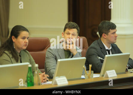 Kiev, Ukraine. 2e, 2019 Sep. Ministre du Cabinet des ministres Dmytro Dubilet (C) assiste à la salle de réunion à Kiev, Ukraine, le 2 septembre 2019. Le Gouvernement ukrainien nouvellement élu se réunit pour la première fois et la dernière réunion ouverte aux médias en tant que bureau de presse a informé au sujet de changer le format du Cabinet des ministres du travail. Credit : Sergii Kharchenko/ZUMA/Alamy Fil Live News Banque D'Images