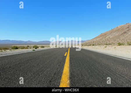 Route solitaire dans le USA Roadtrip Banque D'Images