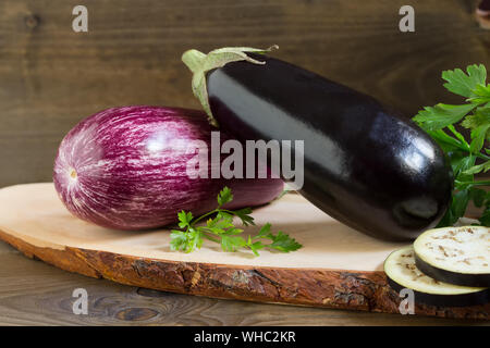 Deux aubergines frais biologiques sur fond de bois close up Banque D'Images