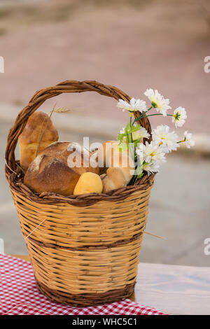 La composition avec variété de produits de boulangerie sur table en bois Banque D'Images