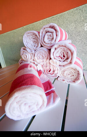 Rose et blanc des serviettes de piscine, laminés et entassée. Banque D'Images