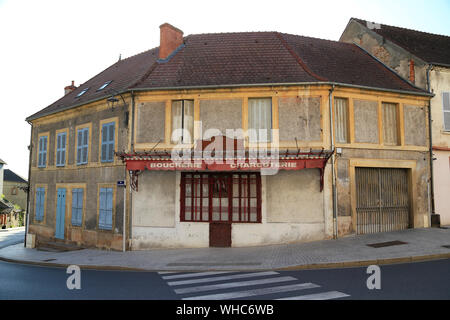 Vieux, délabré, Boucherie et Charcuterie boutique en France. Banque D'Images