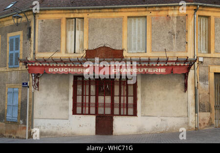 Vieux, délabré, Boucherie et Charcuterie boutique en France. Banque D'Images