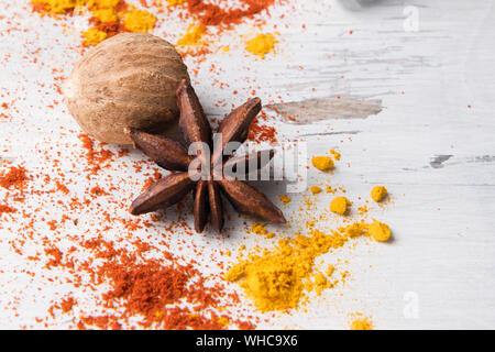 Belle épice alimentaire contexte : l'ensemble de l'anis étoilé, curcuma, muscade on white background. Les épices, les ingrédients pour la préparation du vin, Villa Sphendone Suite Hotel Banque D'Images