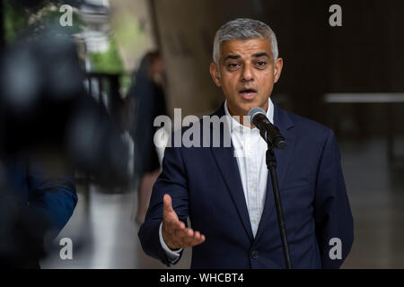 Maire de Londres, Sadiq Khan prend la parole lors d'une conférence de presse résumant sa visite de deux jours à Varsovie. Banque D'Images