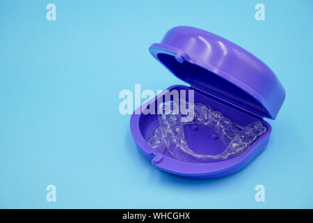 Dents de retenue en plastique transparent dans le box set isolé sur fond de ciel bleu. c'est un équipement pour donner de l'orthodontiste le patient à la chirurgie orthodontique Banque D'Images
