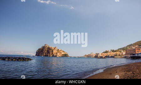 Journée ensoleillée sur la plage d'Ischia à Naples Italie, maison de vacances d'été. Banque D'Images