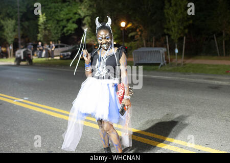 Brooklyn, New York, USA. 2e, 2019 Sep. Peu de Jab Jab ALENIA SAMMY jouit du 52 Festival annuel J'ouvert tout en faisant mine de regarder la télévision sur Flatbush Avenue à Brooklyn, New York. La West Indian Day Parade célèbre la culture des Antilles. Crédit : Brian Branch :/ZUMA/Alamy Fil Live News Banque D'Images