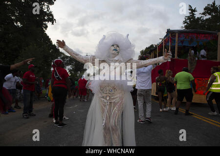 Brooklyn, New York, USA. 2e, 2019 Sep. Reveler SANDY jouit du 52 Festival annuel J'ouvert tout en faisant mine de regarder la télévision sur Flatbush Avenue à Brooklyn, New York. La West Indian Day Parade célèbre la culture des Antilles. Crédit : Brian Branch :/ZUMA/Alamy Fil Live News Banque D'Images