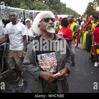 Brooklyn, New York, USA. 2e, 2019 Sep. Reveler LEO JULIAN jouit du 52 Festival annuel J'ouvert tout en faisant mine de regarder la télévision sur Flatbush Avenue à Brooklyn, New York. La West Indian Day Parade célèbre la culture des Antilles. Crédit : Brian Branch :/ZUMA/Alamy Fil Live News Banque D'Images