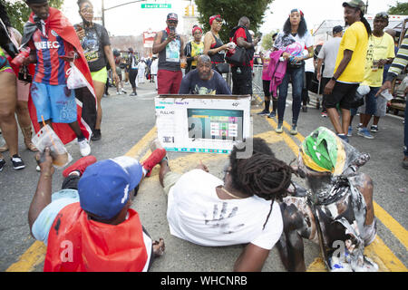 Brooklyn, New York, USA. 2e, 2019 Sep. Profitez de la bohème 52 Festival annuel J'ouvert tout en faisant mine de regarder la télévision sur Flatbush Avenue à Brooklyn, New York. La West Indian Day Parade célèbre la culture des Antilles et le défilé de New York a commencé à Harlem dans les années 40. Crédit : Brian Branch :/ZUMA/Alamy Fil Live News Banque D'Images