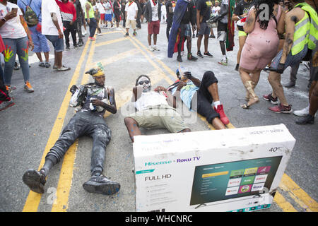 Brooklyn, New York, USA. 2e, 2019 Sep. Profitez de la bohème 52 Festival annuel J'ouvert tout en faisant mine de regarder la télévision sur Flatbush Avenue à Brooklyn, New York. La West Indian Day Parade célèbre la culture des Antilles et le défilé de New York a commencé à Harlem dans les années 40. Crédit : Brian Branch :/ZUMA/Alamy Fil Live News Banque D'Images