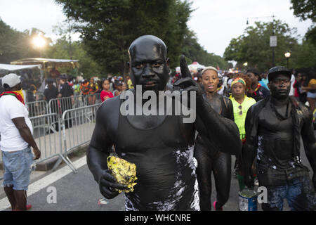 Brooklyn, New York, USA. 2e, 2019 Sep. Revelers peints à l'huile profitez des 52 J'annuel ouvert Festival sur Flatbush Avenue à Brooklyn, New York. La West Indian Day Parade célèbre la culture des Antilles et le défilé de New York a commencé à Harlem dans les années 40. Crédit : Brian Branch :/ZUMA/Alamy Fil Live News Banque D'Images