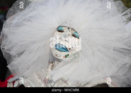 Brooklyn, New York, USA. 2e, 2019 Sep. Reveler SANDY jouit du 52 Festival annuel J'ouvert tout en faisant mine de regarder la télévision sur Flatbush Avenue à Brooklyn, New York. La West Indian Day Parade célèbre la culture des Antilles. Crédit : Brian Branch :/ZUMA/Alamy Fil Live News Banque D'Images