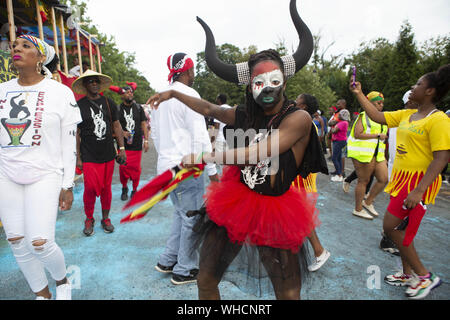 Brooklyn, New York, USA. 2e, 2019 Sep. Reveler ALANNA MORRIS-VANTASSEL jouit du 52 J'Festival annuel ouvert tout en faisant semblant de regarder la télévision sur Flatbush Avenue à Brooklyn, New York. La West Indian Day Parade célèbre la culture des Antilles. Crédit : Brian Branch :/ZUMA/Alamy Fil Live News Banque D'Images