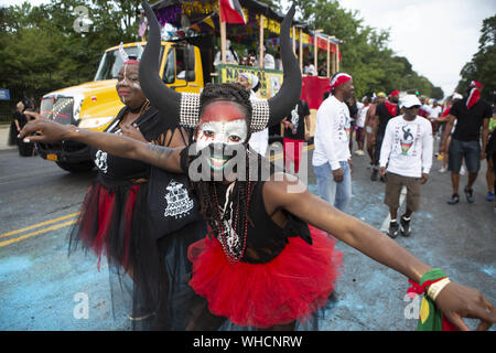 Brooklyn, New York, USA. 2e, 2019 Sep. Reveler ALANNA MORRIS-VANTASSEL jouit du 52 J'Festival annuel ouvert tout en faisant semblant de regarder la télévision sur Flatbush Avenue à Brooklyn, New York. La West Indian Day Parade célèbre la culture des Antilles. Crédit : Brian Branch :/ZUMA/Alamy Fil Live News Banque D'Images