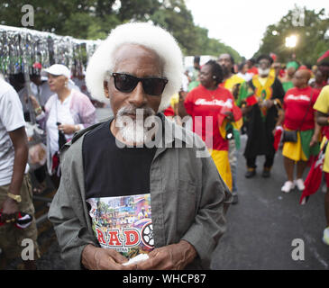 Brooklyn, New York, USA. 2e, 2019 Sep. Reveler LEO JULIAN jouit du 52 Festival annuel J'ouvert tout en faisant mine de regarder la télévision sur Flatbush Avenue à Brooklyn, New York. La West Indian Day Parade célèbre la culture des Antilles. Crédit : Brian Branch :/ZUMA/Alamy Fil Live News Banque D'Images