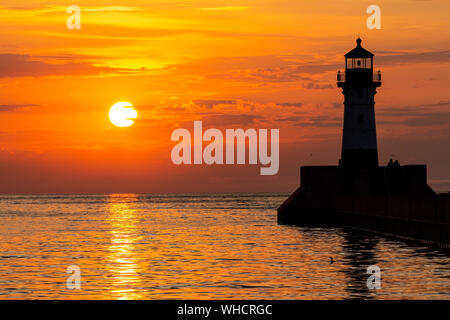 Le lac Supérieur phare au lever du soleil Banque D'Images