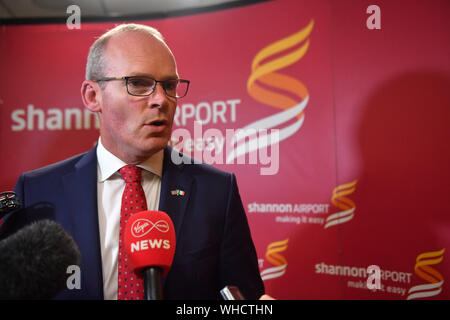 Le ministre des affaires étrangères, Simon Coveney parlant à l'aéroport de Shannon après une réunion avec le Vice-président américain Mike Pence. Banque D'Images