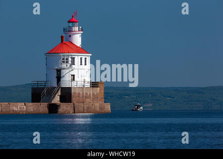 Wisconsin Point Lighthouse sur le lac Supérieur avec un bateau de pêche Banque D'Images