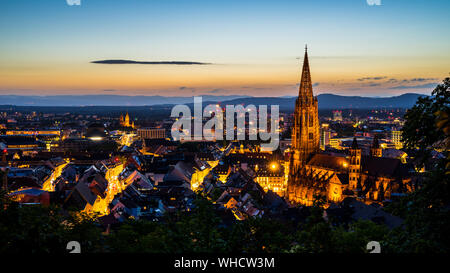 Allemagne, Freiburg im Breisgau cityscape et minster ou cathédrale de Münster en atmosphère magique après le coucher du soleil en été à partir de la célèbre place au-dessus de l'EC Banque D'Images