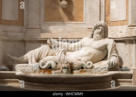 Le Marforio fontaine dans la cour du Palazzo Nuovo à Rome, Italie. 1er - 2e siècle ap. Banque D'Images