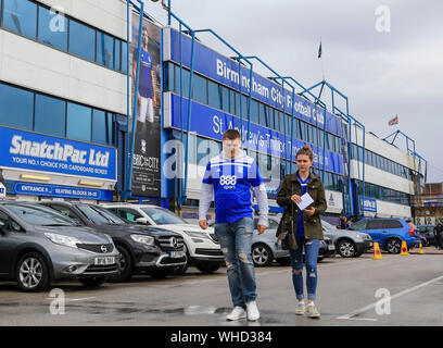 31 août 2019, St Andrew's, Birmingham, Angleterre ; Sky Bet Football Championship, Birmingham City vs Stoke City ; Fans arrivant en dehors de St Andrews Crédit : Conor Molloy/News Images images Ligue de football anglais sont soumis à licence DataCo Banque D'Images