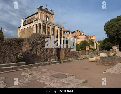 Forum romain : Square, Temple de Faustine et Antonius, temple de Romulus Banque D'Images