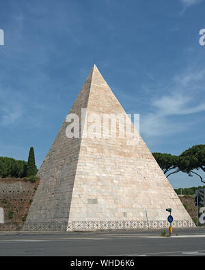 Pyramide de Cestius, Rome, Italie. Environ 15 BC Banque D'Images